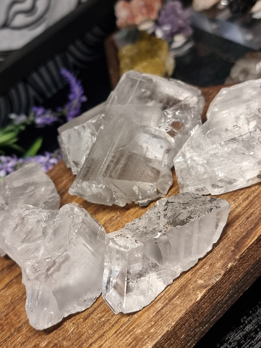 Xianghualing calcite with bismuthinite phantoms