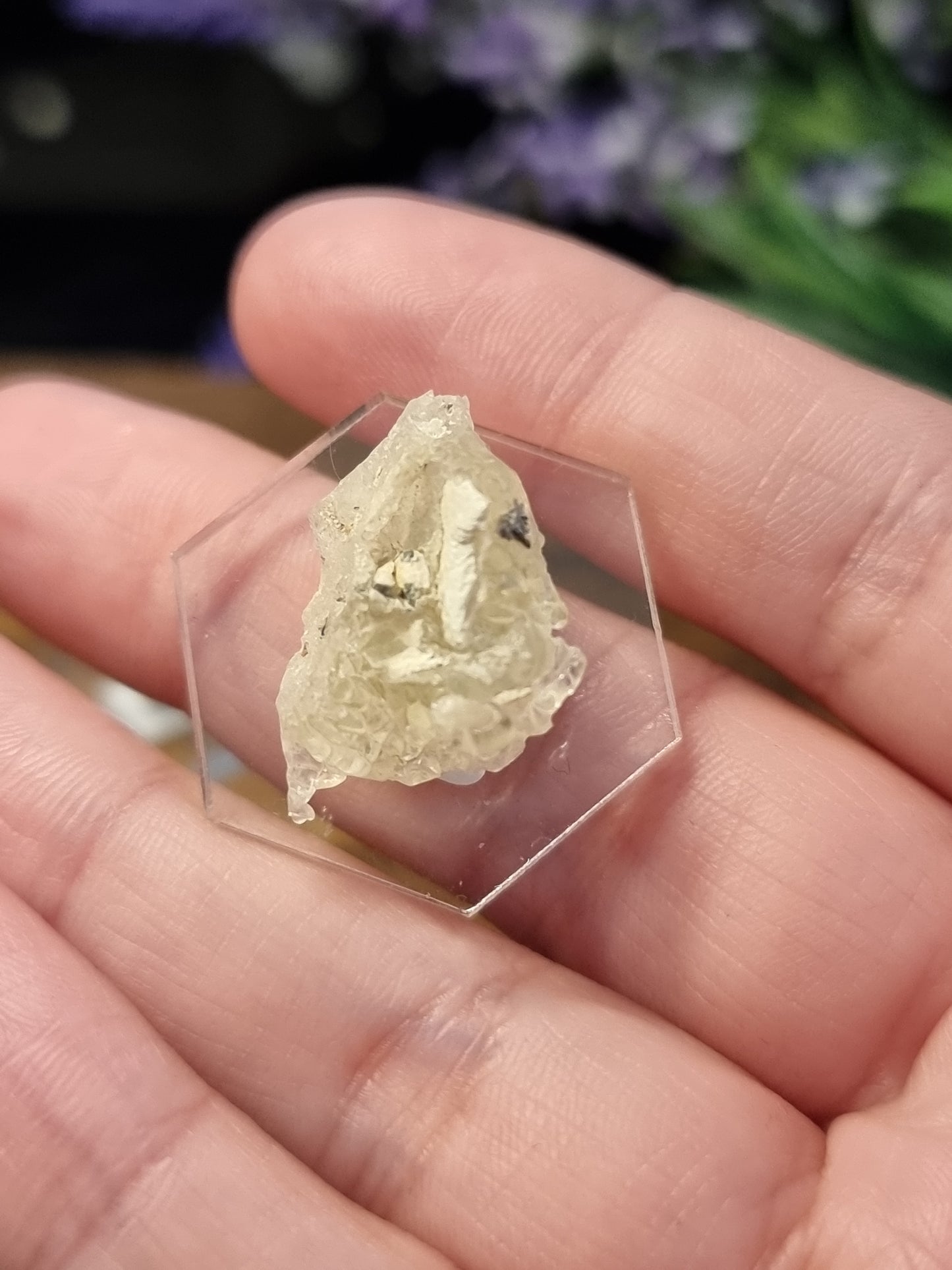Hyalite opal specimens (UV)