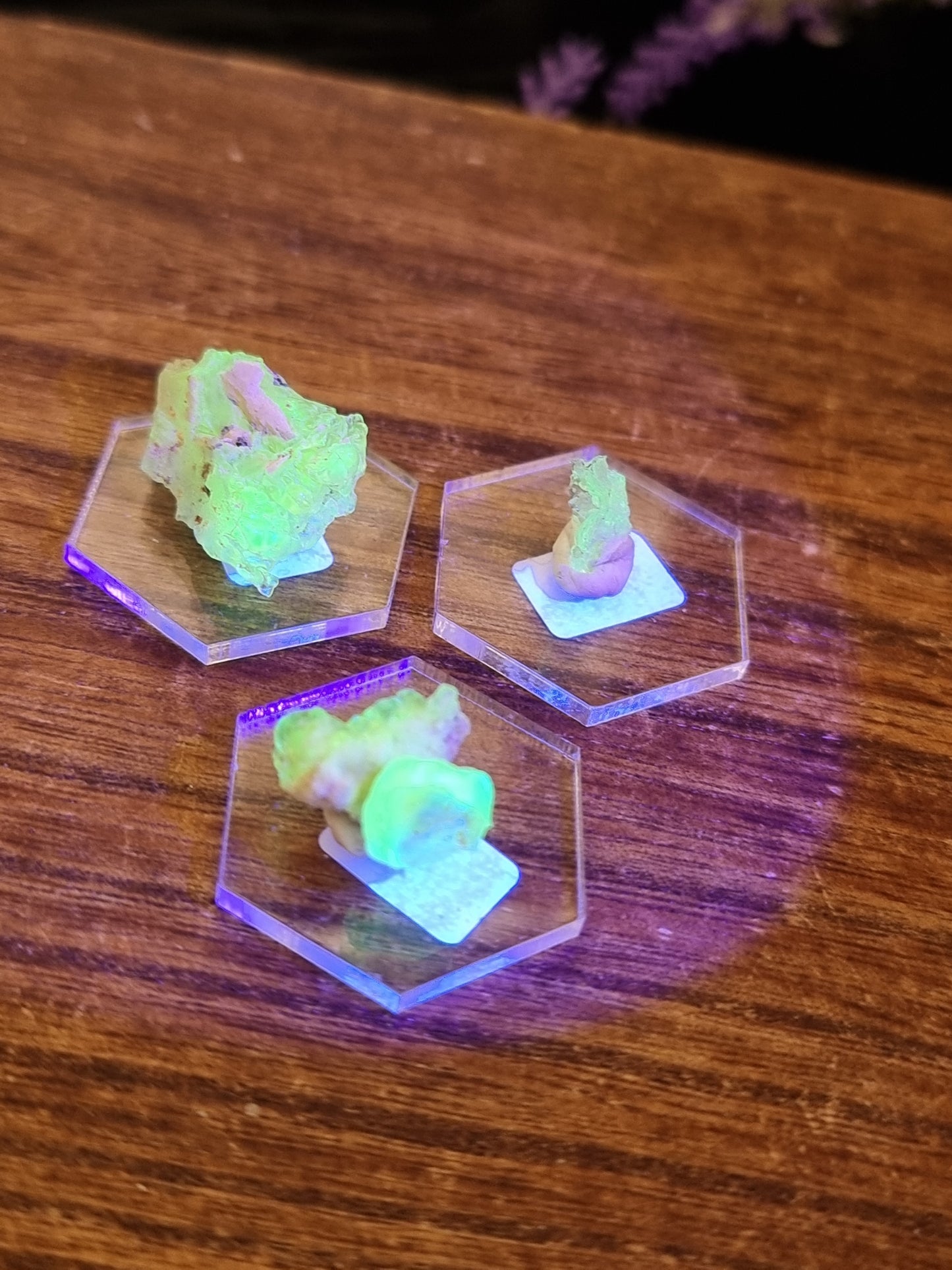 Hyalite opal specimens (UV)