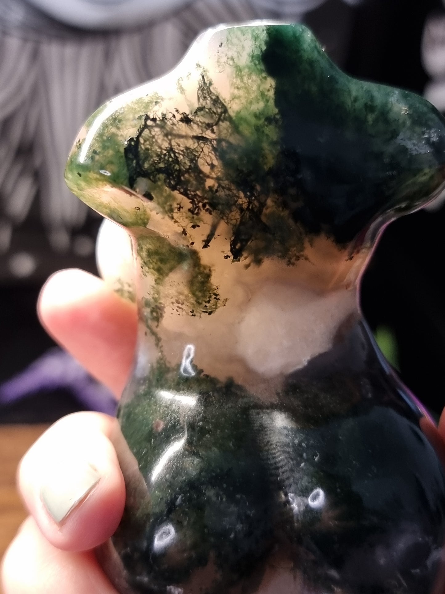 Druzy moss agate body carving