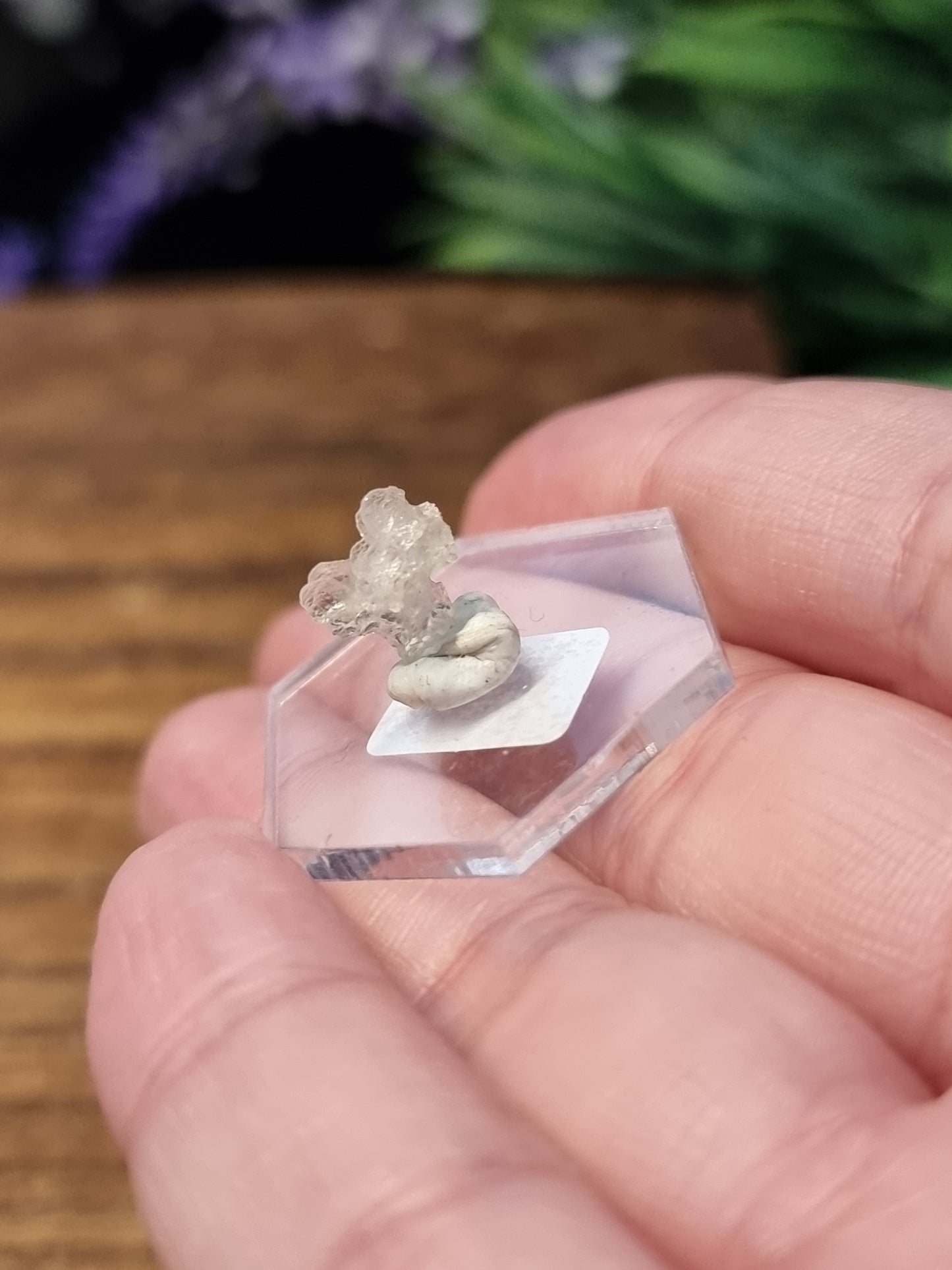 Hyalite opal specimens (UV)