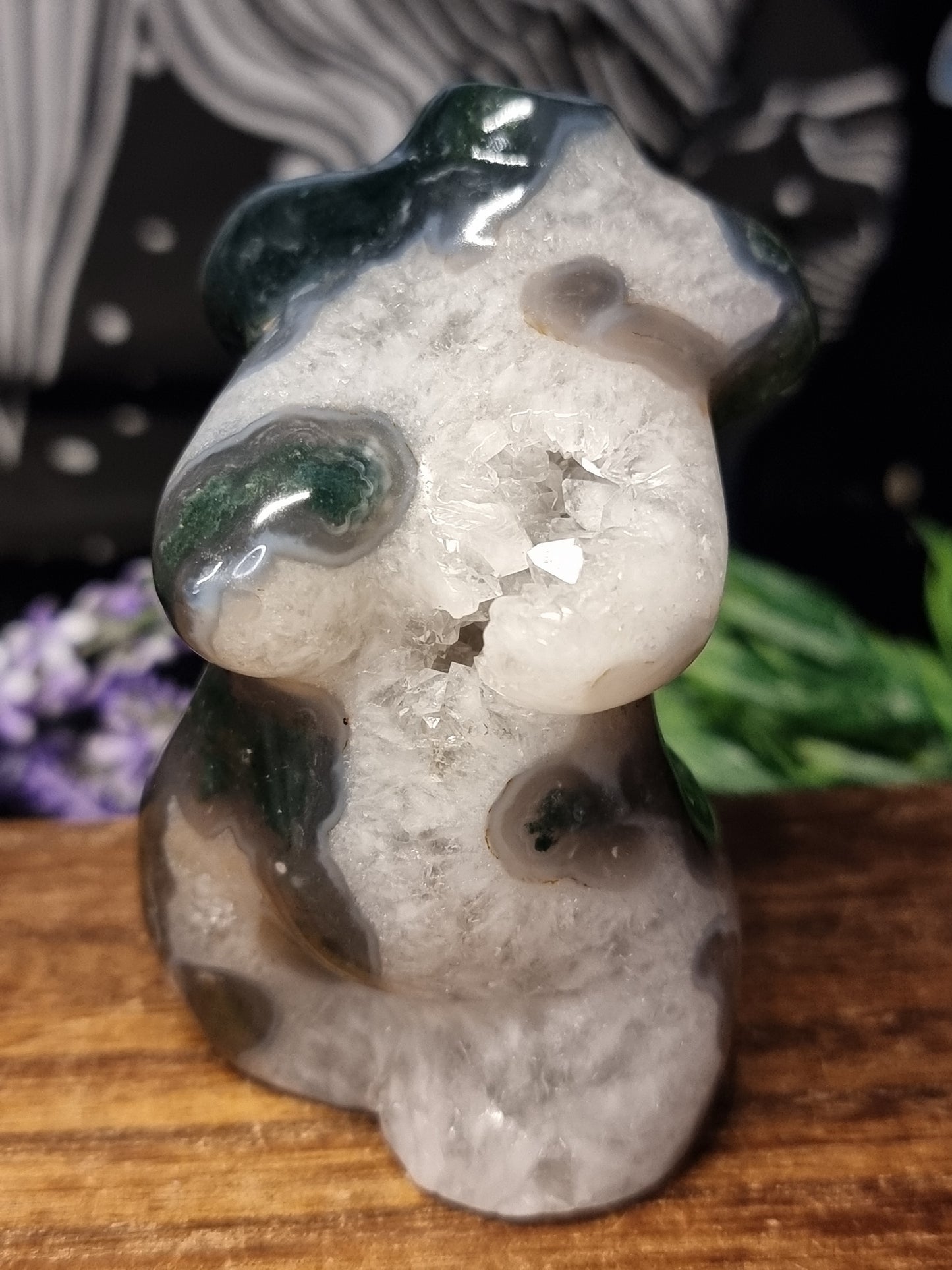 Druzy moss agate body carving