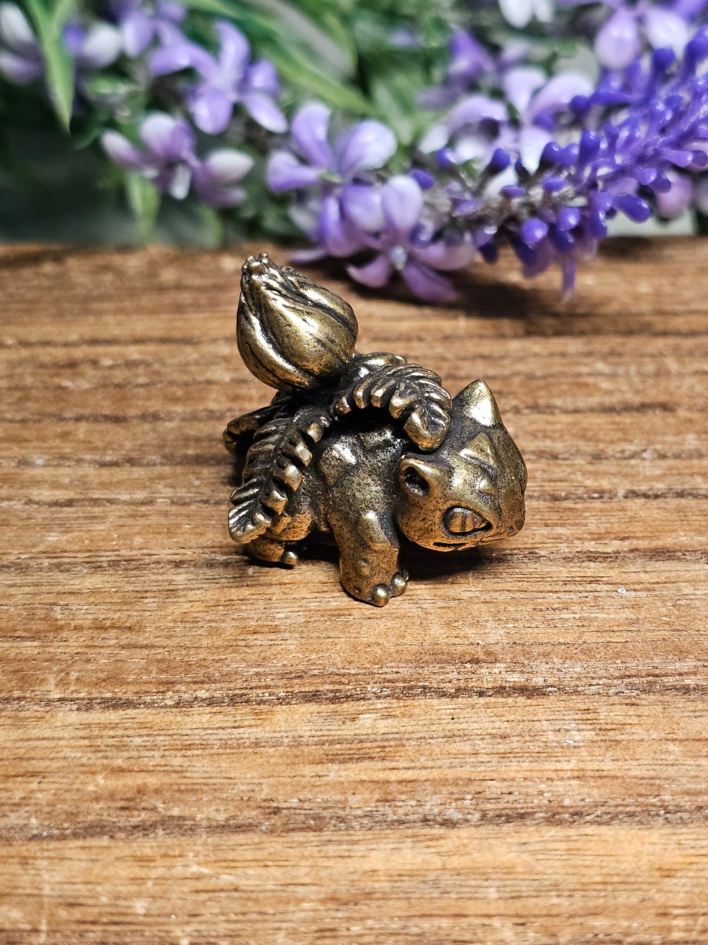 Brass Ivysaur carving