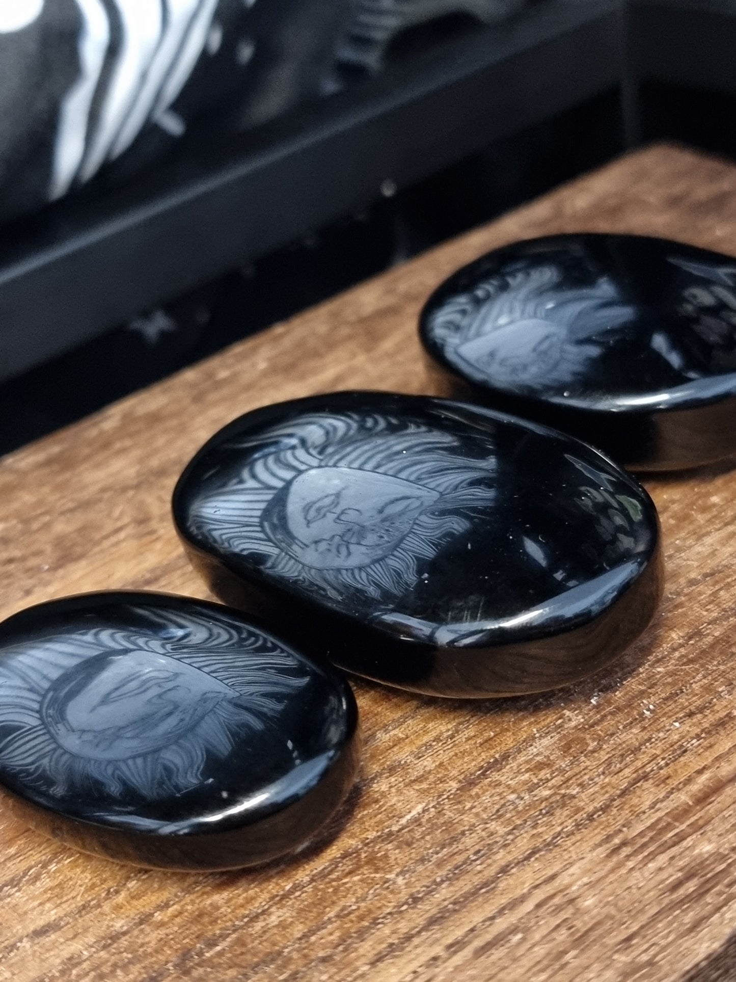 Obsidian palmstones