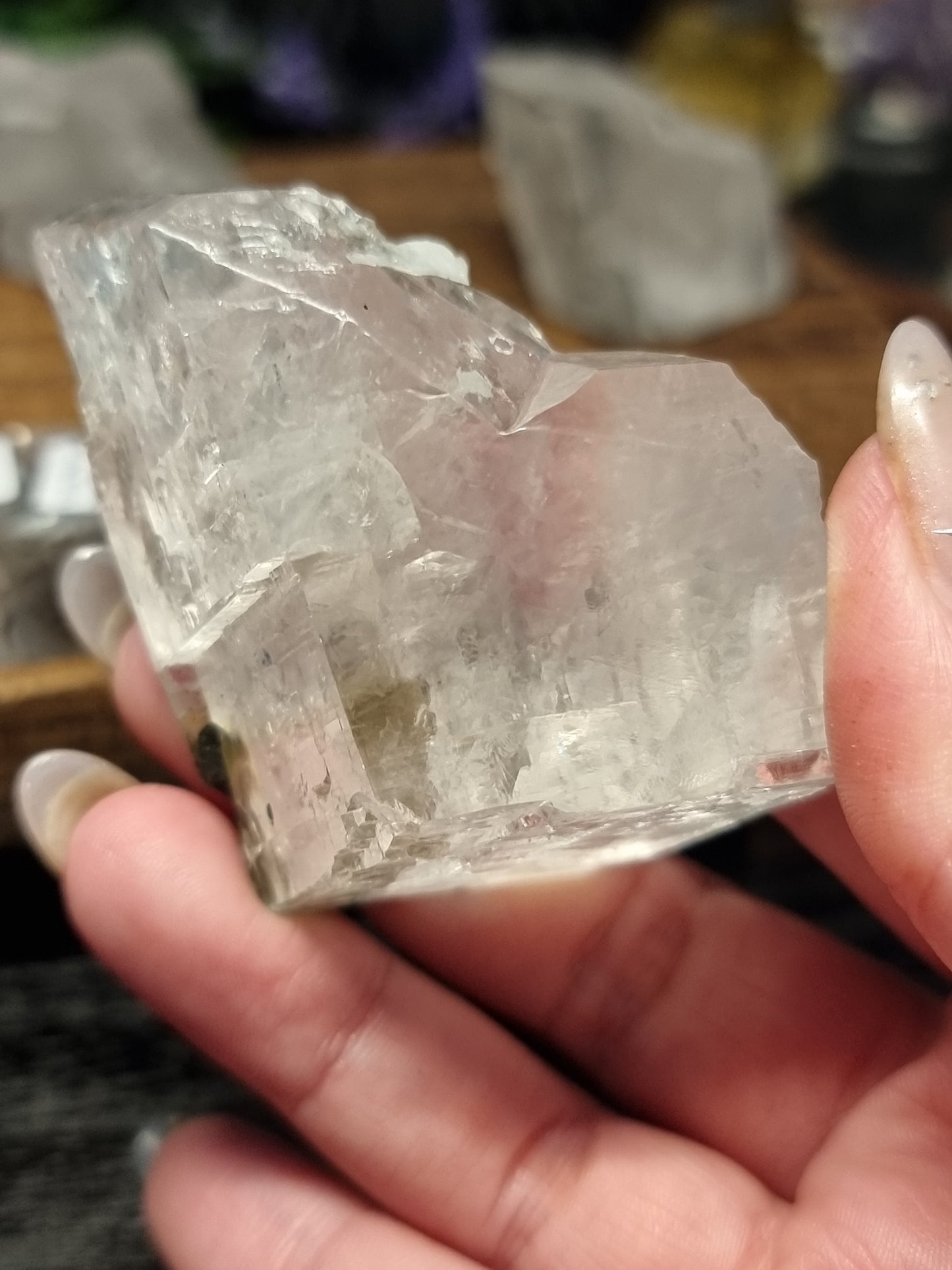Xianghualing calcite with bismuthinite phantoms